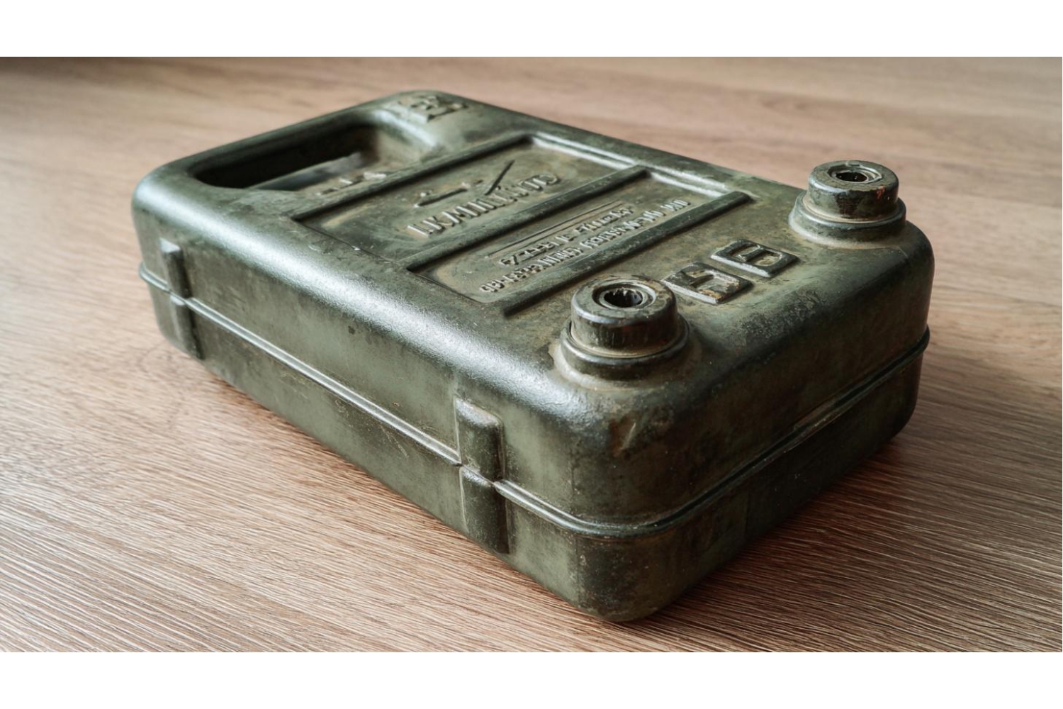 Чем заклеить пластиковую канистру: практическое руководство для дома и производства